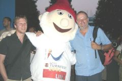 2006-07-10 Turnwart und Obmann mit Maskottchen