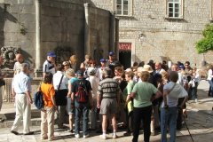 2009-05-03 Erklärungen unserer Reiseleiterin in Dubrovnik