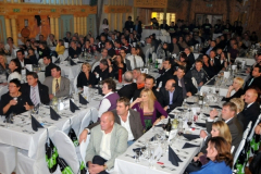2009-10-10 Gespannte Zuschauer im vollen Saal