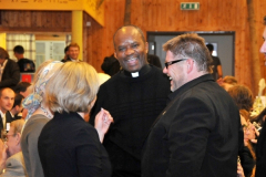 2009-10-10 Auch der ehemalige Pfarrer Pater John ist gekommen