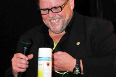 2009-10-10 Alfred erklärt die großzügige Geschenketasche