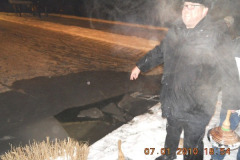 2010-01-07 Stand gleich zu Beginn bis zum Bauch im eingestürzten Teich - unser Sponsor Alfred Zechmeister