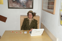 2010-02-06 Bianca sitzt beim Eingang