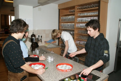 2010-02-06 Die Burschen helfen bei der Ausschank