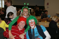 2010-02-06 Auch die Eltern sind maskiert