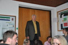 2010-04-24 18:30 Großer Andrang - Hans bewacht den Eingang