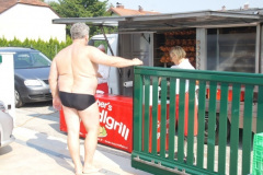 2010-07-03 Helmut kümmert sich um seine Grillhenderl