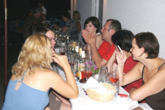 2010-07-03 Die mittlere Jugend sitzt und sitzt bis in den Morgen