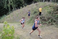 2010-08-12 Nostalgie-10-Kämpferin Anita beim Geländelauf