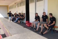 2010-08-21 Die Mannschaft wartet auf das Eintreffen der Oldtimer