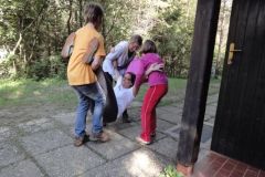 2010-09-01 Gruppe 3 trägt Doris