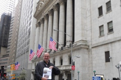 2010-11-04 Ein Banker vor der New Yorker Börse