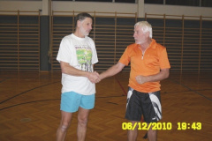 2010-12-04 Montagriegenchef Erwin gratuliert Günter zwei Tage später im Rahmen der Turnstunde