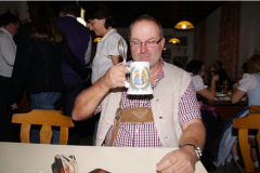 2010-12-04 Der Obmann ist zufrieden   Prost