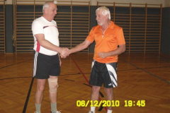 2010-12-17 Montagriegenchef Erwin gratuliert Fritz bereits zwei Wochen vorher im Rahmen der Turnstunde