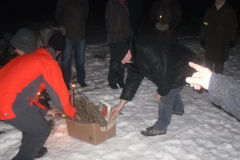 2010-12-21 Die Turner-Feuerwehrleute übernehmen die Aufgabe des Entzündens