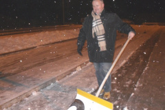 2011-02-03 Ein seltenes Bild: Stefan bei der Bahnsäuberung