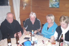 2011-02-03 Endlich in der Hütte Organisator Erwin bei der wohlverdienten Jause