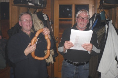 2011-02-03 Obmann Stv Hans Leeb erklärt die Bedeutung des Knackerkranzes