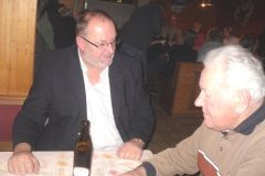 2011-02-03 Obmann mit Ehrenmitglied in der Diskussion