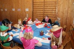 2011-02-05 Birgit betreut die Kinder am Maltisch