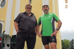 2011-06-13 Sponsor und Läufer vor der Kallhamer Kirche