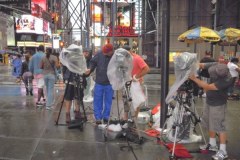 2011-08-25 Die sensationshungrigen Fernsehteams bauen am Times Square auf