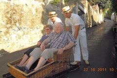 2011-10-15 Rasante Korbschlittenfahrt auf Madeira