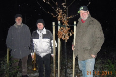 2011-12-21 Jahneiche mit Obmann und Stv und Gärtner Günter Schien