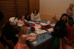 2012-02-04 Der Maltisch ist voll besetzt