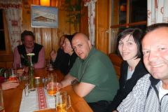 2012-03-17 Beim abendlichen Ripperlessen auf der Stubneralm - mit Wirt Hans-Jörg