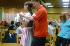 2012-07-13 Barbara begeistert die deutschen Spielleute mit ihrem Dirndl beim Kameradschaftsabend
