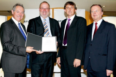 2012-09-10 Bürgermeister Floss gratuliert Konsulent Stutz