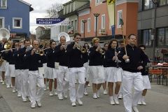 2013-04-13 SZ marschiert unter dem Wunschkonzert-Transparent