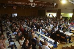 2013-05-04 Der Saal ist bis auf den letzten Platz gefüllt