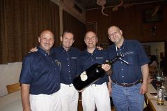 2013-05-04 Als Belohnung gab's neun Liter Schilcher für die Spielleute!