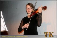 2013-11-30 Lucia Schwendinger auf der Geige bei "The Last of the Mohicans"