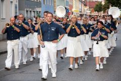 2014-06-27 Der Festzug führt zum Festzelt