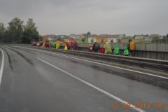 2014-08-12 Im Regen über die Eisenbahn in Neumarkt