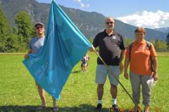 2014-08-12 Obmann mit den Turnwarten und der Jahnwanderfahne