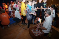 2014-12-06 Verteilung der Weihnachtssackerl