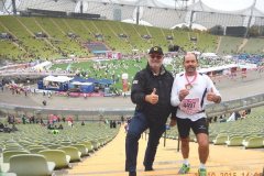 2015-10-10 Läufer und Coach im Olympiastadion mit der begehrten Finishermedaille