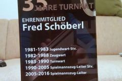 2016-03-01 Geschenk für Fred Schöberl für 35 Jahre im Turnrat-Dankesschild