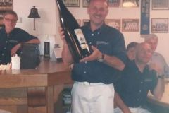 2016-04-30 Fred bekommt ein Flascherl Wein...