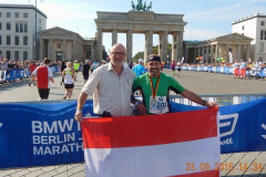2016-09-23 Vor dem Brandenburger Tor mit der Finisher Medaille