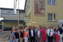 2017-07-07 Gruppenfoto vor dem Haus Laboe mit Graffiti des Marine Ehrenmal