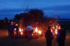 2018-06-23 Die Kinder entzünden den Holzstoß