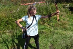2020-09-03 Lucia Bremberger beim Bogenschießen
