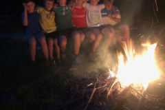 2024-08-28 Jungs am Lagerfeuer