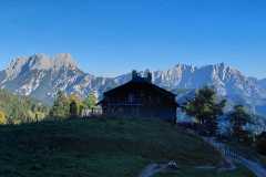 2026-10-03 Sonne verschwindet hinter den Bergen